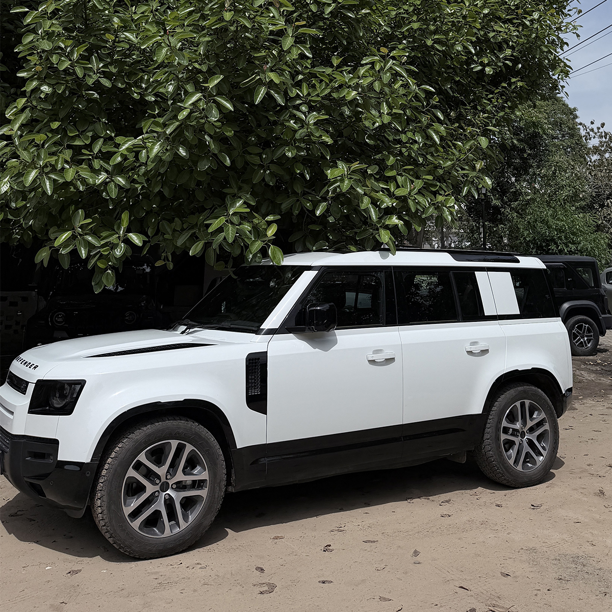 Land Rover Defender - Image 4